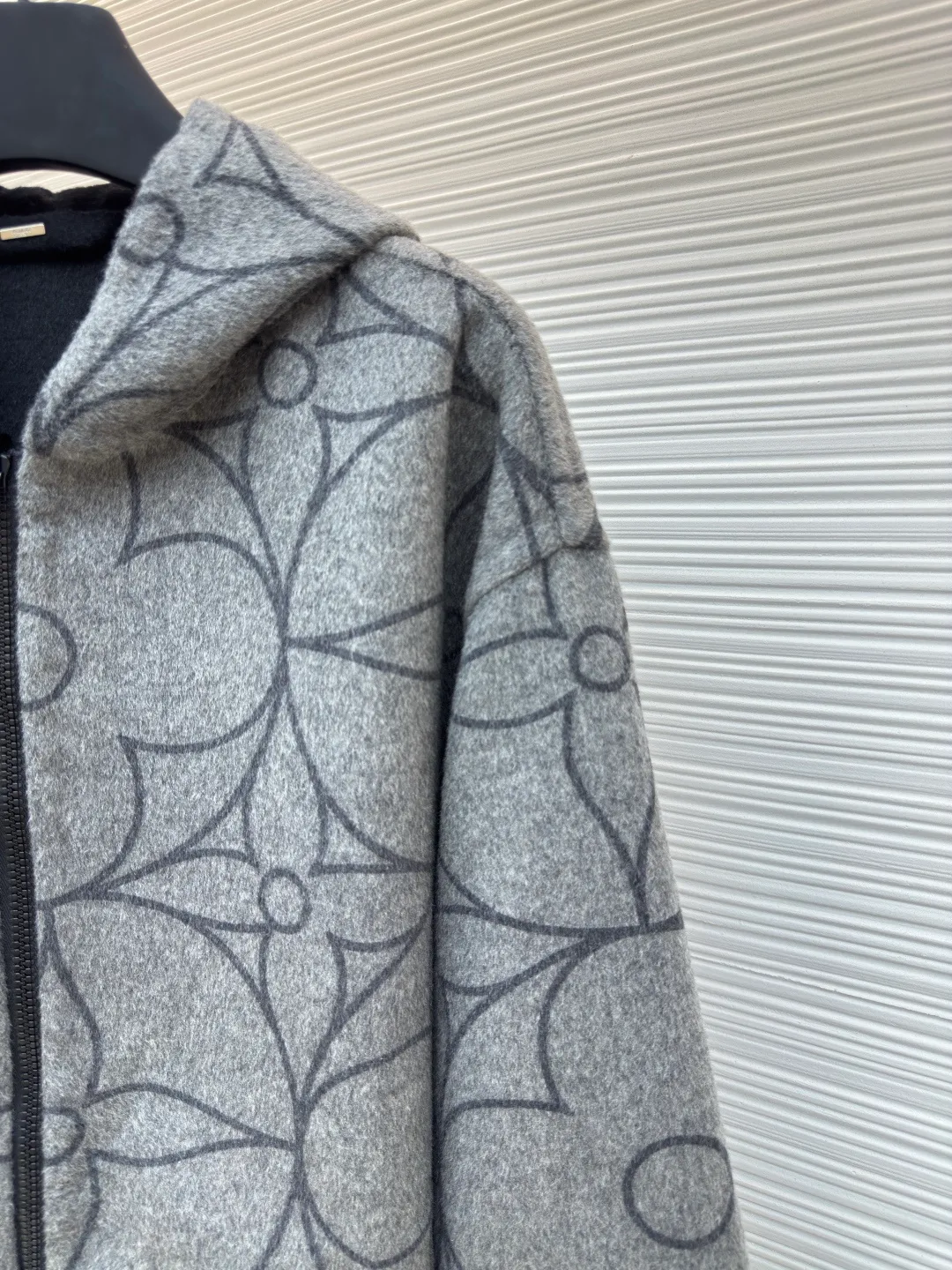 LOUIS VUITTON double-sided woolen jacket with circle pattern ●Authentic product: Purchased and developed for 26900 ●Item number: 1680116-F05 ●Fabric: wool fabric ●Technology: Made by positioning cutting machine ●Version: fitted version ●Weight: about 1200 grams ●Size: 44-446-48-50 ●Description: The fabric is made of semi-worsted double-sided woolen fabric, with 100% wool content. It uses custom-spun floral gray wool yarn. It uses a rapier machine to weave the gray cloth. It has a single-sided yarn-dyed jacquard large circle pattern, and the bottom side is completely woven in black. Multiple pattern making consumes raw materials. Measure the pattern shrinkage, adjust the pattern size of the gray fabric, and ensure the stitching of the finished fabric. After washing the woolen wool, the pattern is the same size as the Y version. The front panel is hand-cut with restored flowers, and the restored flowers are taken from a single piece for the pockets. The black side pockets are embroidered with a small logo using a Tajima embroidery machine imported from Japan. The small hardware logo is stamped on the back collar hanging clothesline, and the wool blended yarn is used to weave ribs in the opposite color on a horizontal lengthening loom. The overall wiring is straight and delicate, the fabric is comfortable and soft, and the color is consistent without color difference. It can be matched with the same style to create a fashionable look and control various occasions. Customized accessories, complete with three standards, same style for men and women!